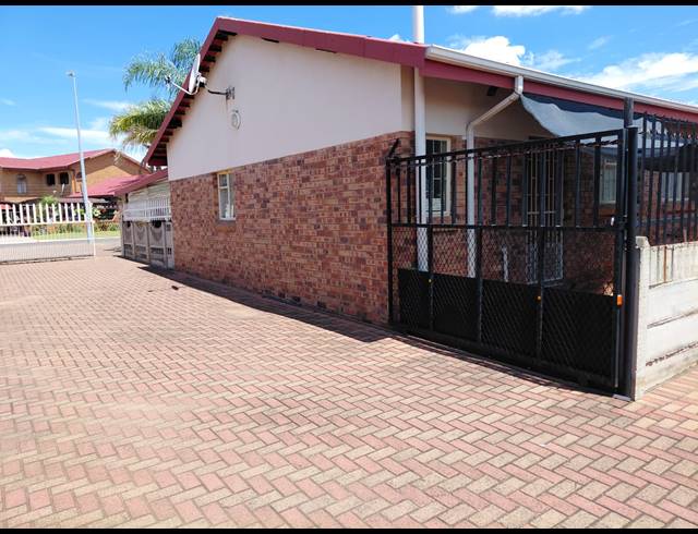 3 BEDROOM FREEHOLD FOR SALE IN LENNOXTON